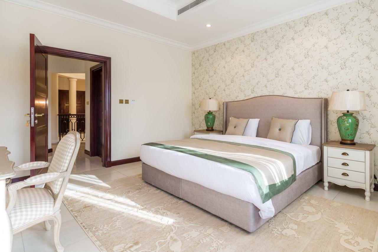 Chic 4Br Villa With Assistant Room And Private Pool On Palm Jumeirah By Deluxe Holiday Homes Dubai Exterior photo